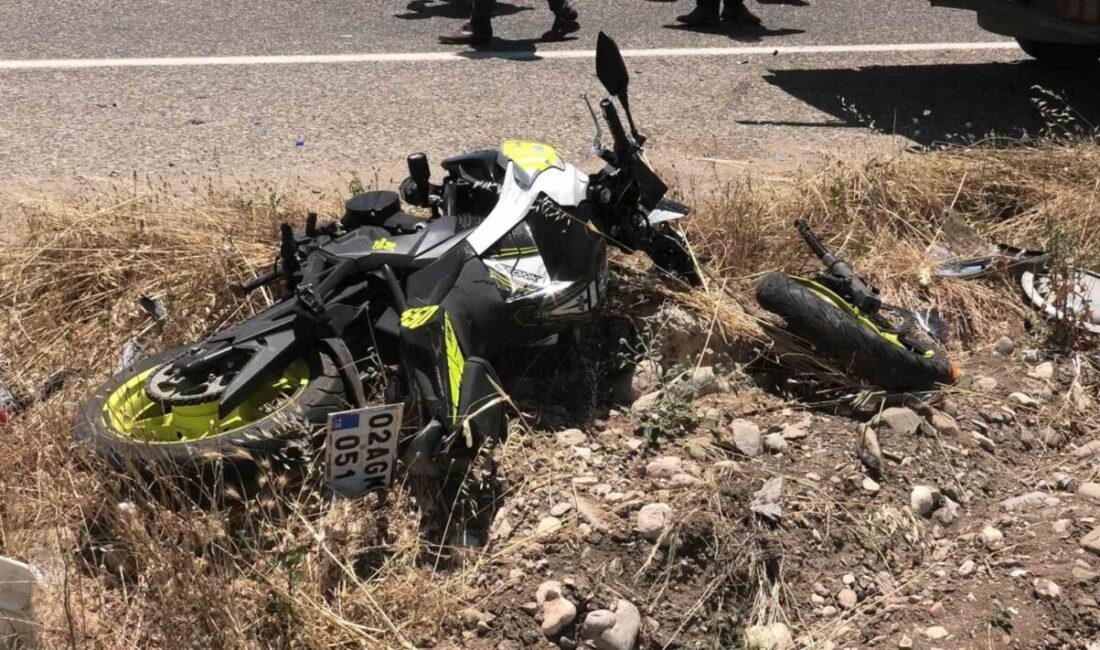 Besni ilçesinde meydana gelen trafik kazasında kamyonet ile motosiklet çarpıştı,