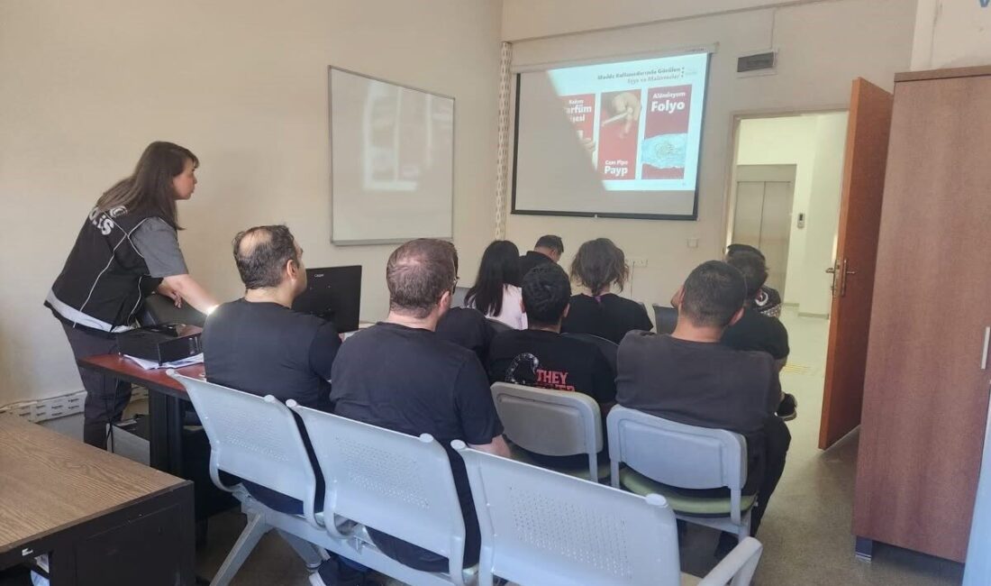 Erzincan’ın Kemaliye ilçesinde, uyuşturucuyla mücadele kapsamında halka bilgi verme etkinliği
