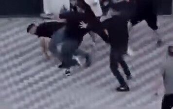 İnegöl ilçesinde meydana gelen bir kavga, cep telefonu kamerasıyla kaydedildi.