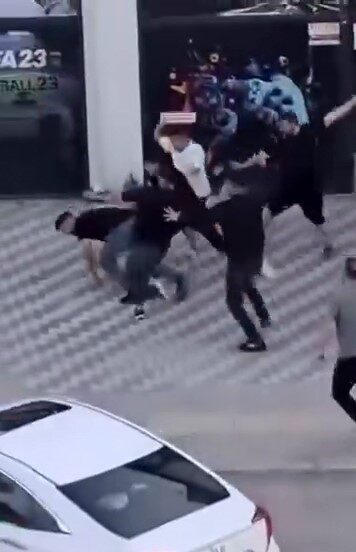 İnegöl ilçesinde meydana gelen bir kavga, cep telefonu kamerasıyla kaydedildi.