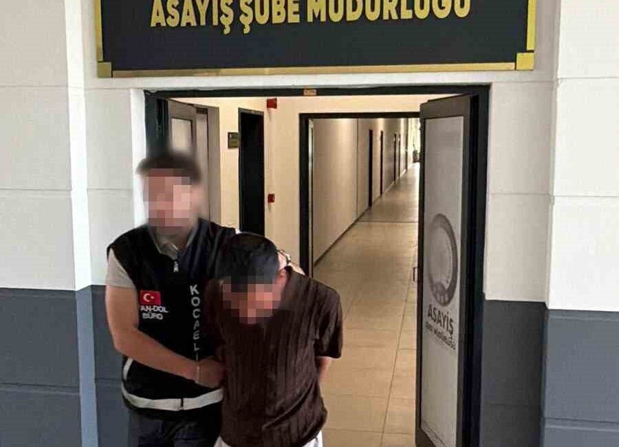 Gölcük ilçesinde bir vatandaşı kendisini polis olarak tanıtarak dolandıran şüpheli,