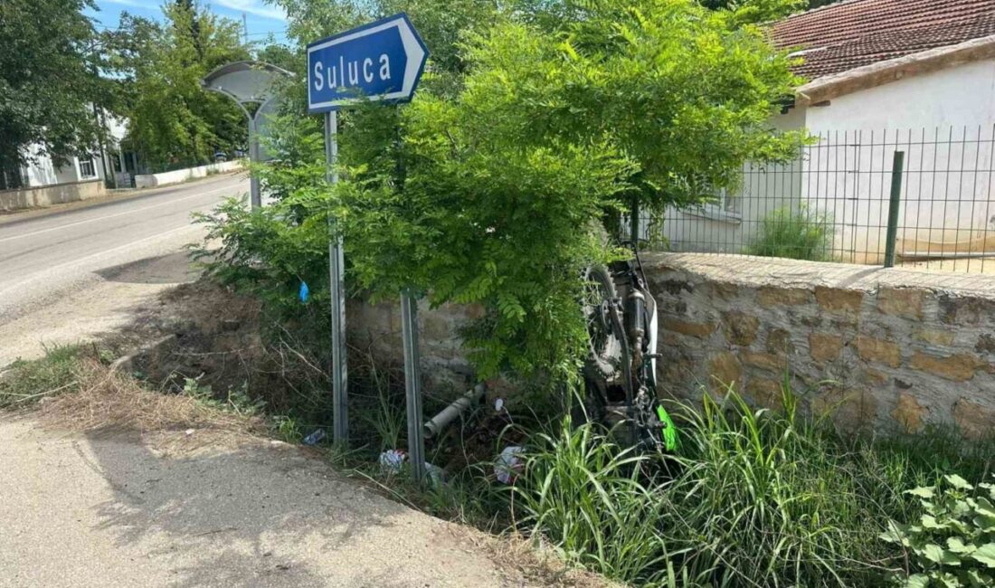 Barağı köyünde meydana gelen bir trafik kazası sonucunda duvara çarpan