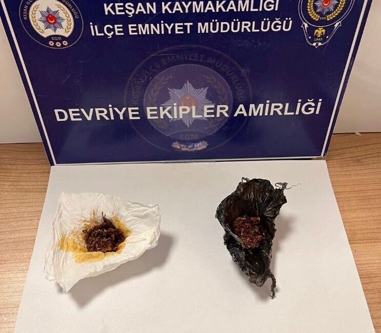 Keşan ilçesinde polis ekipleri, Yörük Mahallesi Fidan Sokak’ta durumundan şüphelendikleri