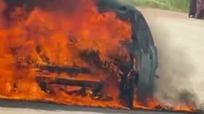 Bir araç Kestel ilçesinde seyir halindeyken motor kısmından dumanlar yükseldi