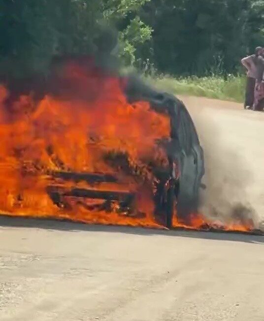 Bir araç Kestel ilçesinde seyir halindeyken motor kısmından dumanlar yükseldi
