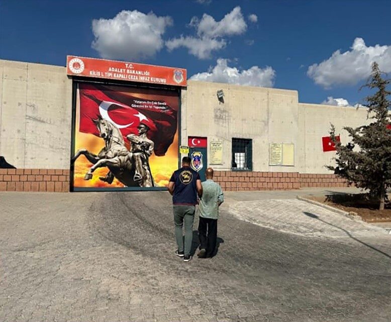 Kilis’te jandarma ekiplerinin gerçekleştirdiği operasyonlarda çeşitli suçlardan aranan 21 kişi