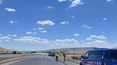 Kilis’te yaşanan trafik kazasında, bir otomobilin şarampole devrilmesi sonucu 2