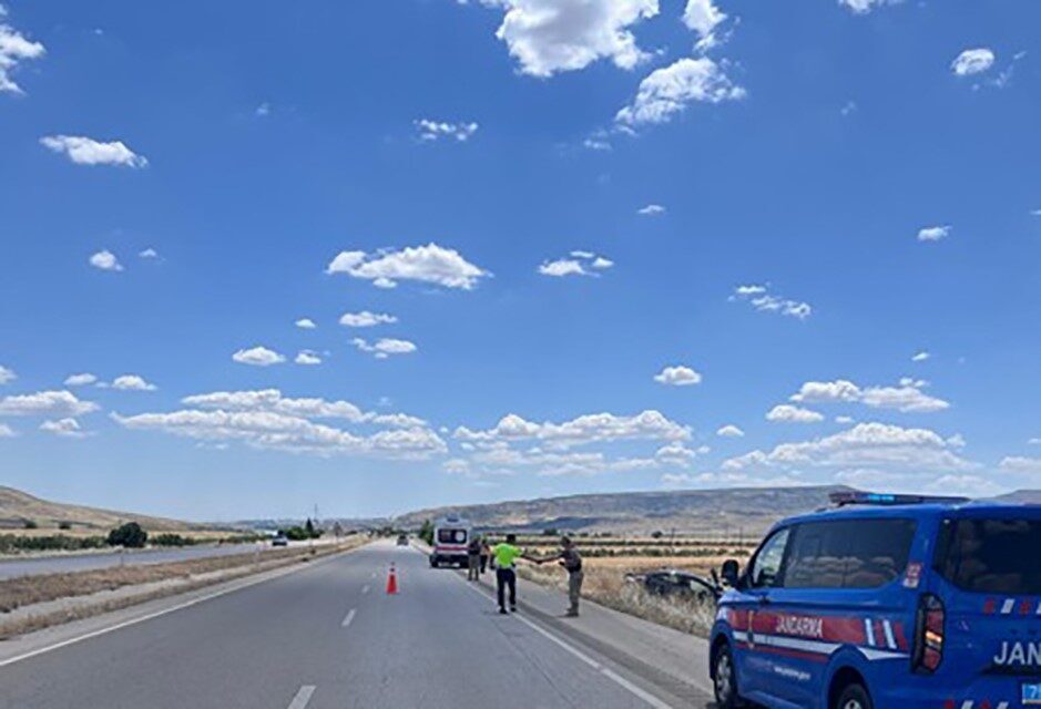 Kilis’te yaşanan trafik kazasında, bir otomobilin şarampole devrilmesi sonucu 2