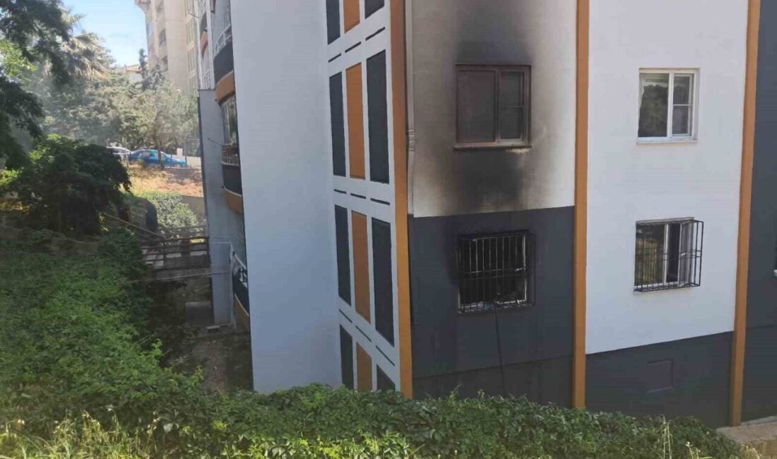 Kilis şehrinde meydana gelen bir ev yangınında dumandan etkilenen dört
