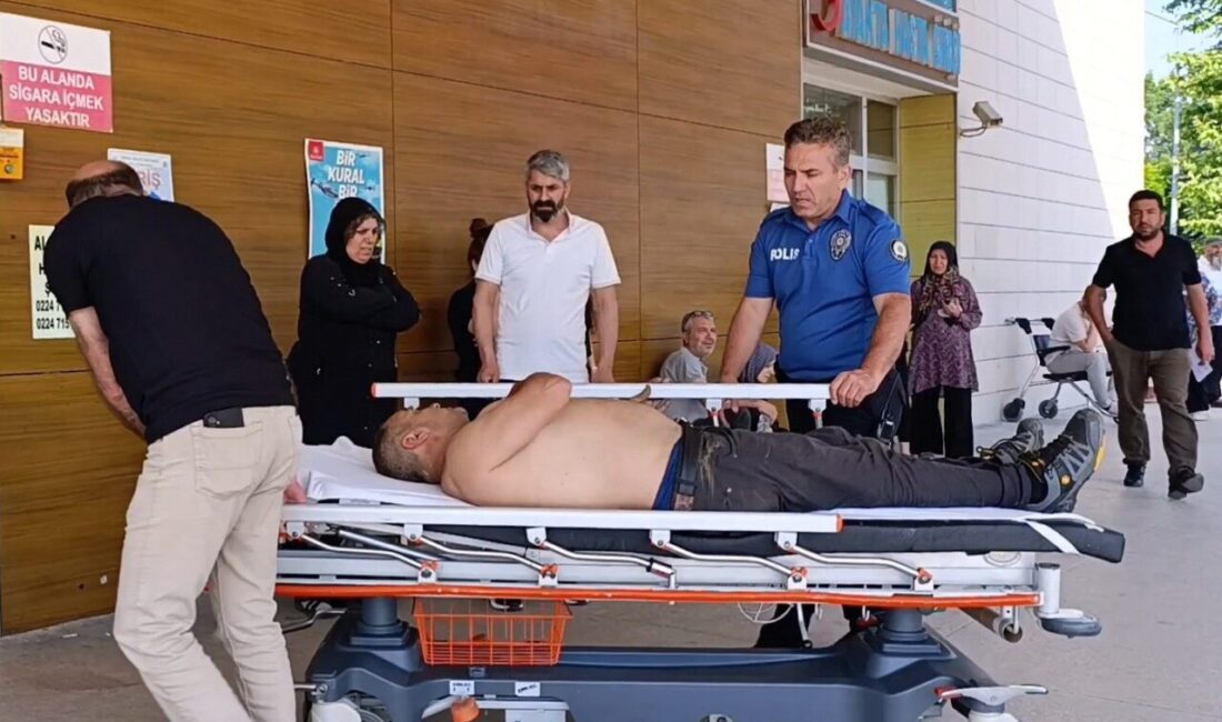 Bursa’nın İnegöl ilçesinde bir adam, kiraz toplamak için çıktığı ağaçtan