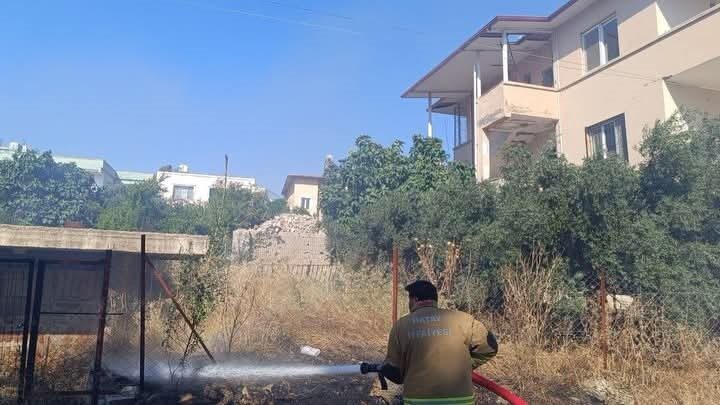 Kırıkhan ilçesindeki Bahçelievler Mahallesi’nde bir bahçede çıkan yangın, itfaiye ekiplerinin