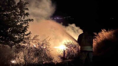 Hatay’ın Kırıkhan ilçesindeki bozkır alanında çıkan yangın, Hatay Büyükşehir Belediyesi