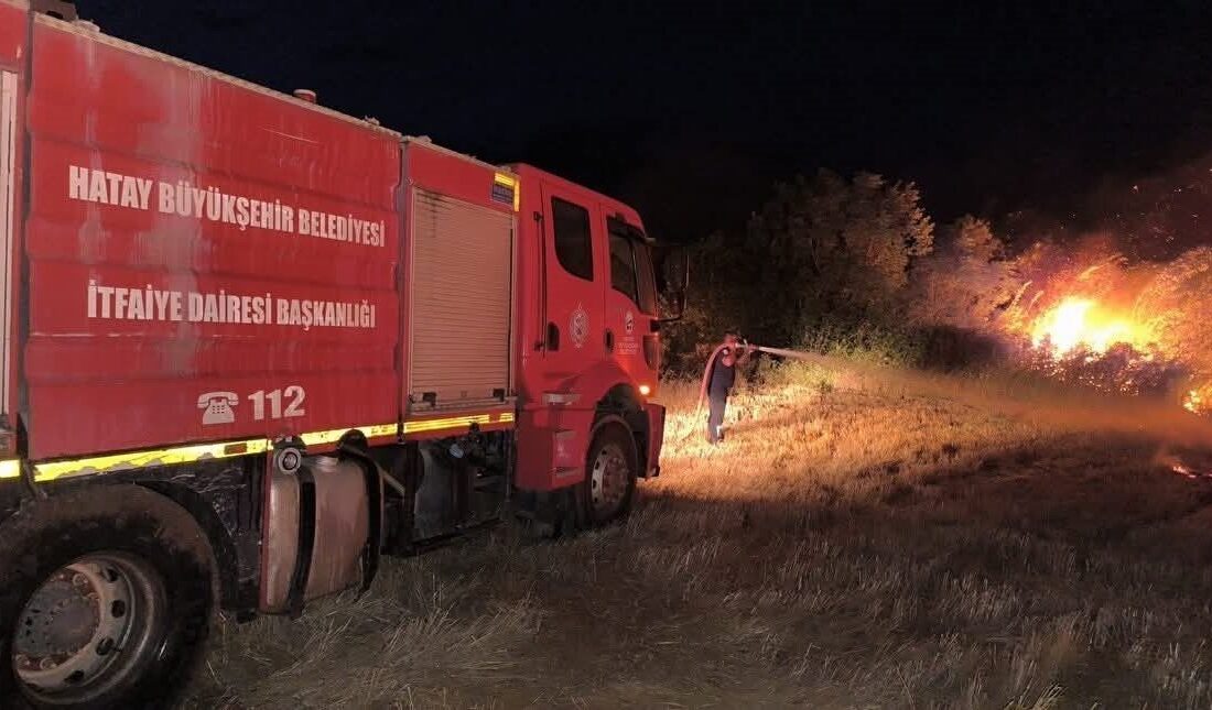 Kırıkhan ilçesindeki bir otluk alanda çıkan yangın, Hatay Büyükşehir Belediyesi