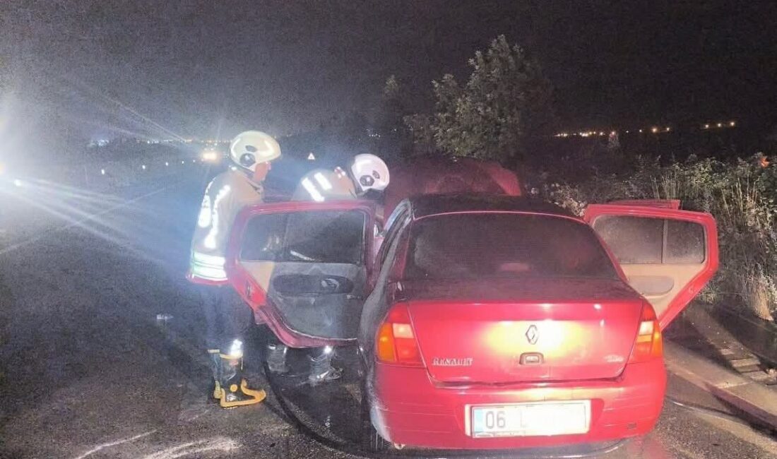 Hatay’ın Kırıkhan ilçesinde, seyir halindeki bir otomobilin motor bölümünde çıkan