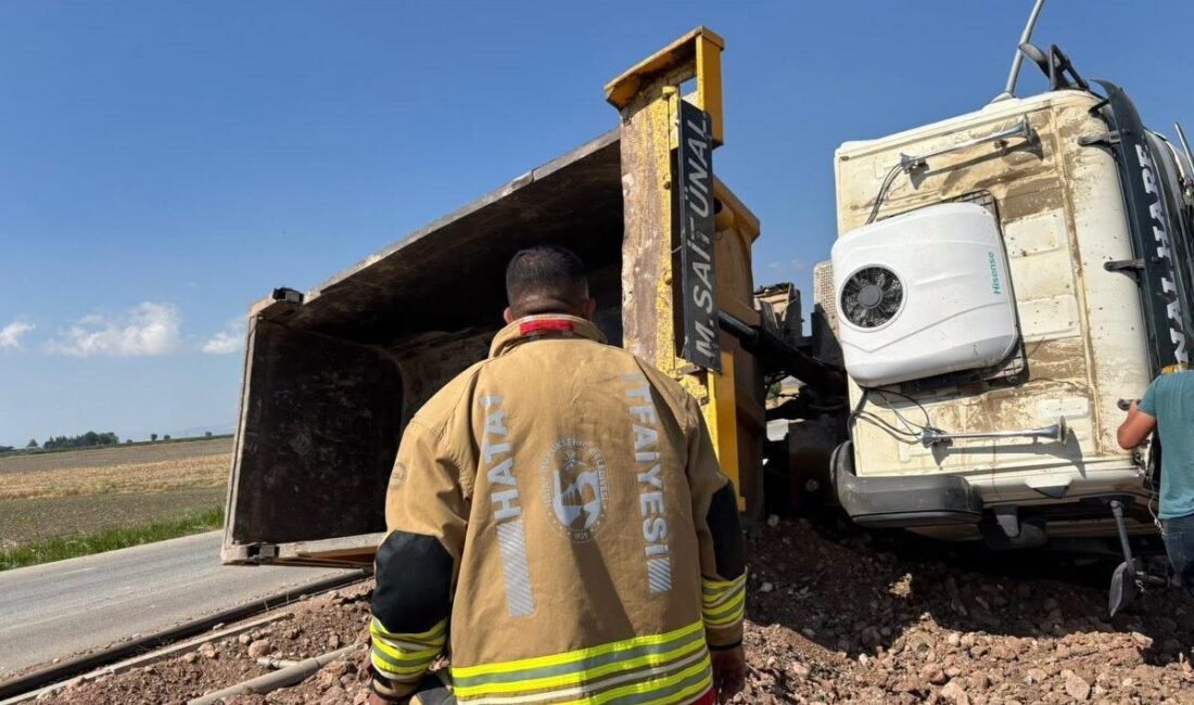 Hatay’da meydana gelen bir trafik kazasında, orta refüje çarparak devrilen