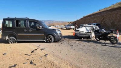 Kırıkkale’nin Yahşihan ilçesinde meydana gelen zincirleme trafik kazasında 3 araç