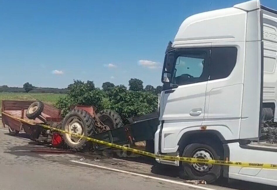 Kırklareli’nde tır ile traktörün karıştığı trafik kazasında traktör sürücüsü ağır