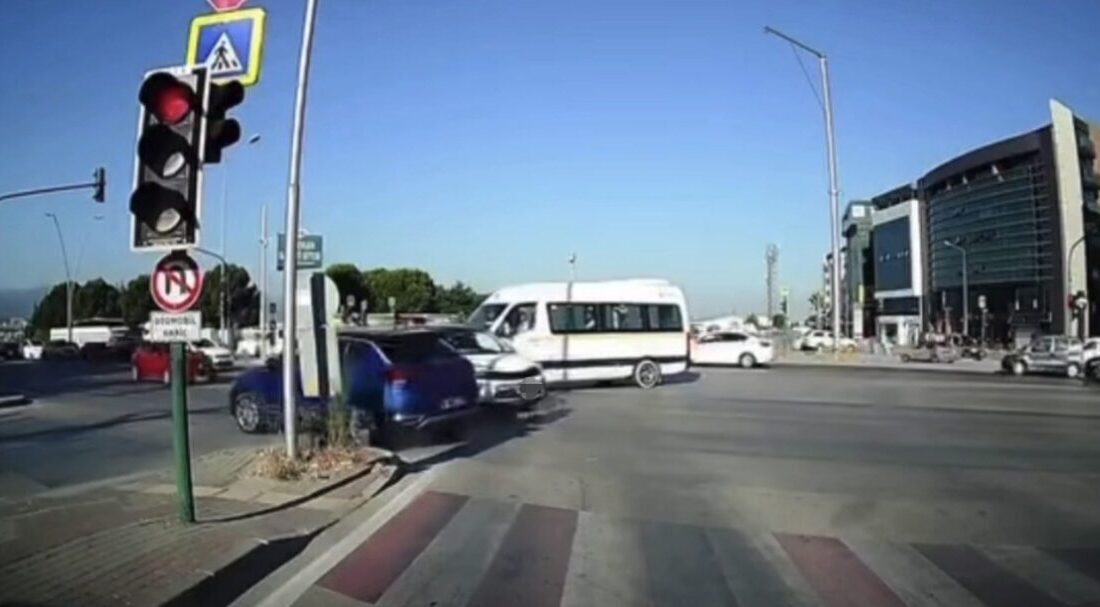 Bir araç iddia edilen kırmızı ışık ihlali sonrasında Bursa’da kavşakta