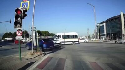 Bir araç iddia edilen kırmızı ışık ihlali sonrasında Bursa’da kavşakta