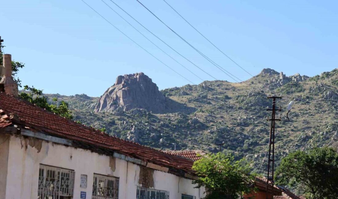 Kaman ilçesine bağlı Ömerhacılı beldesinde dağ yürüyüşü yapan bir grup,