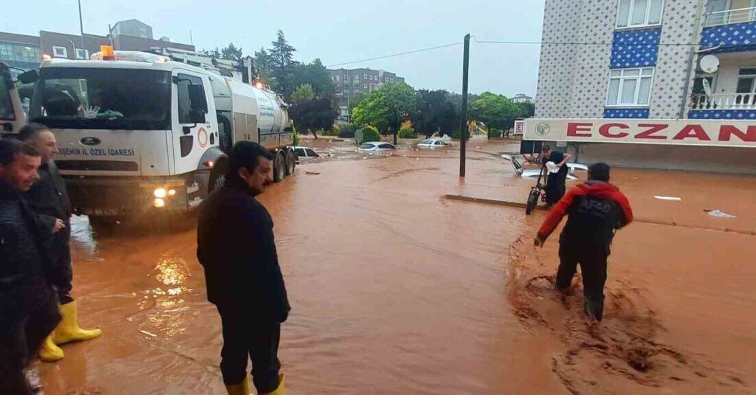 Kırşehir’de meydana gelen şiddetli yağmur sele neden oldu ve iş