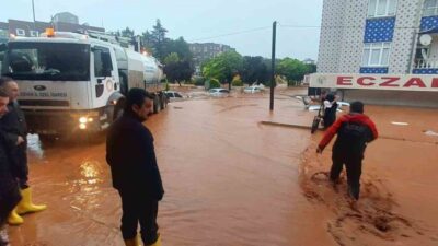 Kırşehir’de meydana gelen şiddetli yağmur sele neden oldu ve iş