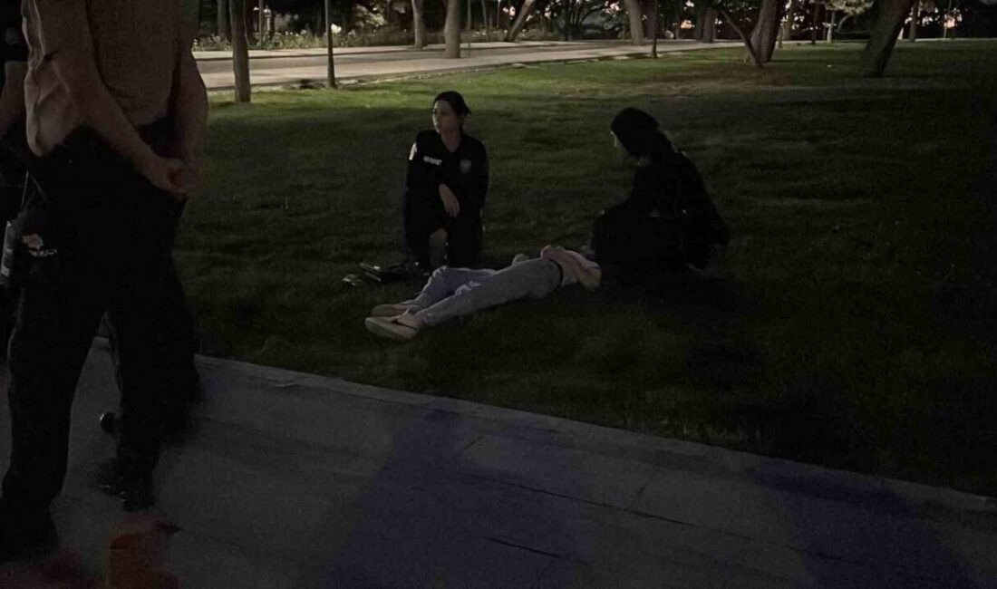 Konya’da polis ekipleri tarafından parkta baygın halde bulunan genç kız,
