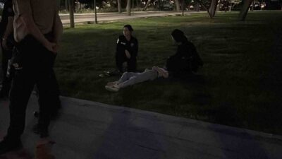 Konya’da polis ekipleri tarafından parkta baygın halde bulunan genç kız,
