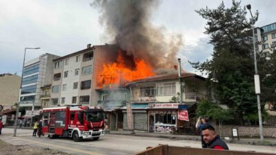 Kızılcahamam’da İki Katlı Binanın Çatısında Yangın Çıktı Ankara’nın Kızılcahamam ilçesinde