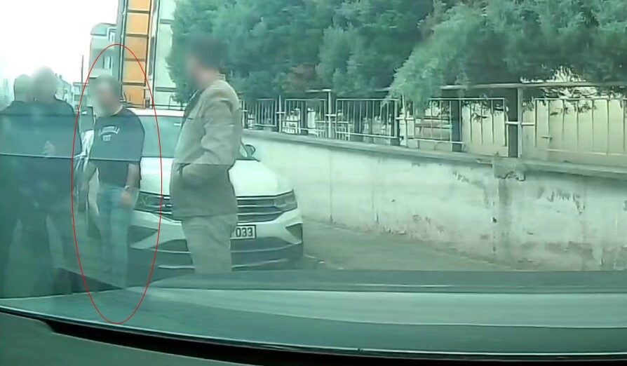 Körfez ilçesindeki bir ilkokulda iki kız çocuğunu takip ederek müstehcen