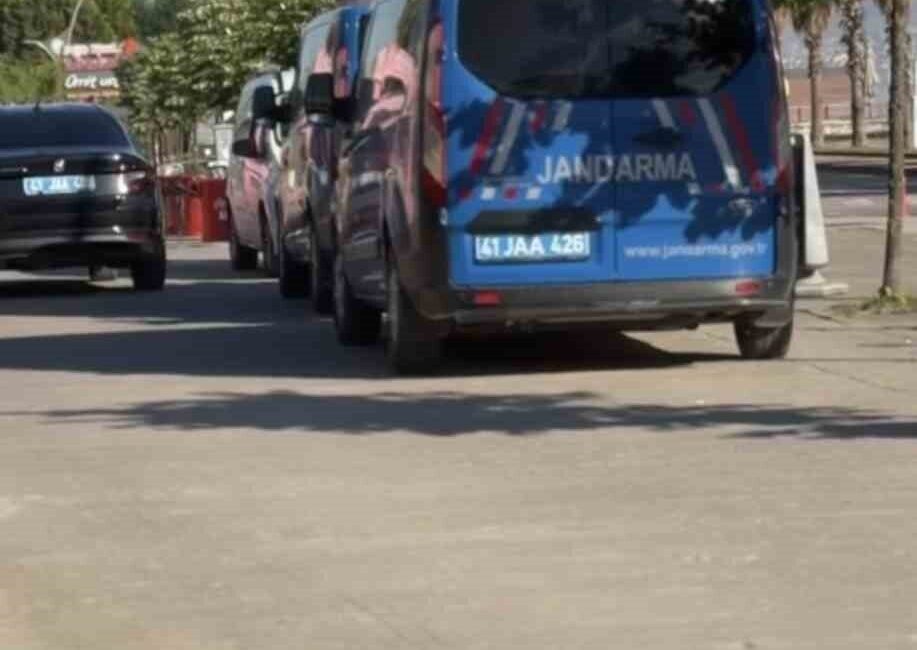 Kocaeli’de Jandarma ekipleri tarafından rüşvet ve tefecilik suçlamalarıyla bağlantılı olarak