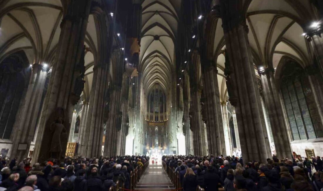 Köln Katedrali, Almanya’nın Köln şehrinde bulunan 157 metre yüksekliğinde tarihi