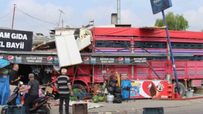 Adana’da bir kamyonun kontrolden çıkarak bir bakkala çarptığı kazada iş