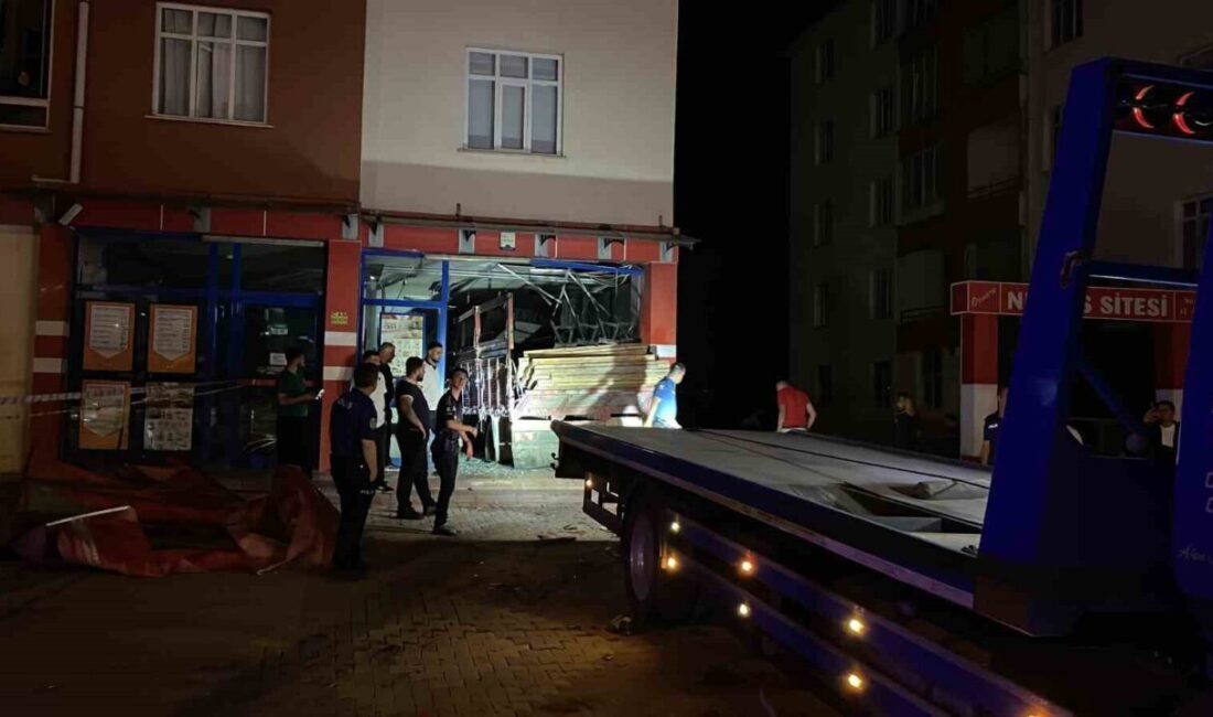 Konya’da yaşanan bir trafik kazasında sürücü, kontrolü kaybettiği bir karpuz