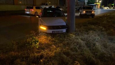 Bursa’nın İnegöl ilçesinde, bir otomobilin kontrolünden çıkarak enerji nakil hattı