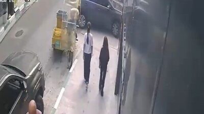 Niksar ilçesinde bir otomobilin kontrolünden çıkarak iş yerinin duvarına çarpması