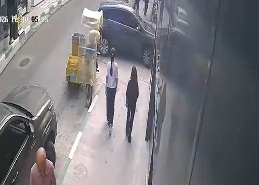 Niksar ilçesinde bir otomobilin kontrolünden çıkarak iş yerinin duvarına çarpması