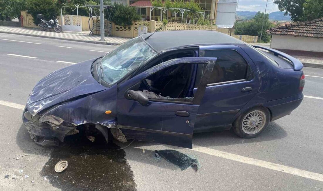 Bilecik’te bir otomobilin kontrolden çıkarak bir bahçe duvarına ve daha