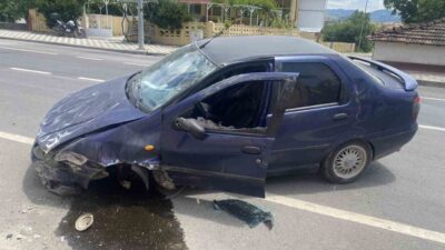Bilecik’te bir otomobilin kontrolden çıkarak bir bahçe duvarına ve daha