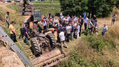 Bir traktörün Bursa’da köprüden aşağı düşmesi sonucu sıkışan sürücü, köy