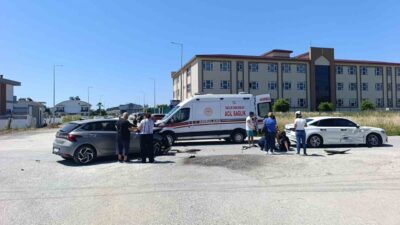 Antalya’nın Manavgat ilçesinde kontrolsüz bir kavşakta meydana gelen trafik kazasında