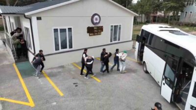 Konya merkezli siber dolandırıcılık operasyonunda, polis ekipleri tarafından 3 farklı
