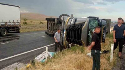 Konya’nın Karapınar ilçesinde bir tır, Konya-Adana kara yolu üzerinde kontrolden