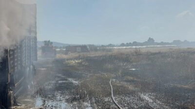 Aydın’ın Köşk ilçesinde park halindeki bir kamyonda çıkan yangın, çevredeki