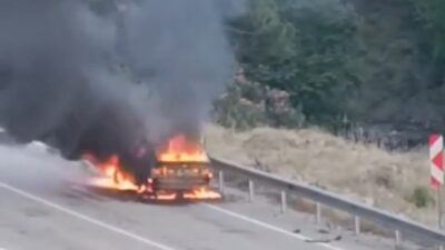 Adana’nın Kozan ilçesinde seyir halindeki bir araç ansızın alev aldı