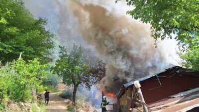 Kozan ilçesine bağlı bir yayla evinde başlayan yangın, kısa sürede