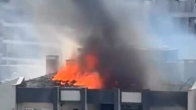 Küçükçekmece’de bulunan bir sitenin 11 katlı binasının çatısında çıkan yangın,