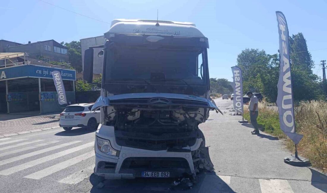 İstanbul Küçükçekmece ilçesinde meydana gelen trafik kazasında hafif ticari araç