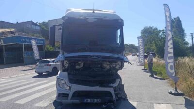 İstanbul Küçükçekmece ilçesinde meydana gelen trafik kazasında hafif ticari araç