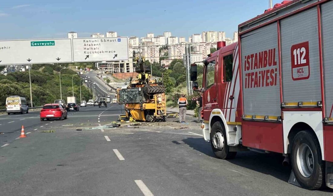 İstanbul Küçükçekmece ilçesinde, bir iş makinesini taşıyan çekici, kontrolden çıkarak